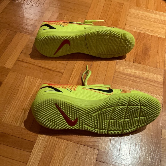 Nike Girls Indoor Soccer Shoes size 4.5 Y - Picture 4 of 5